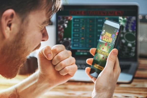 Người chơi đặt cược thể thao trên nền tảng kqsx mn với giao diện tối